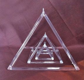 Pirámide cantora de cristal de alta pureza en taller