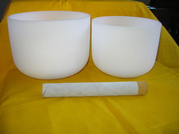 Cuencos de cristal helados con anillos libres