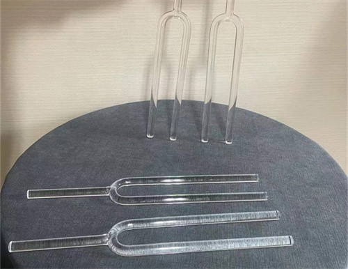 Tenedor de cristal de cuarzo un conjunto con estuche y martillo de goma