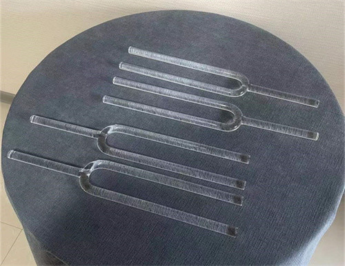 Tenedor de cristal de cuarzo un conjunto con estuche y martillo de goma