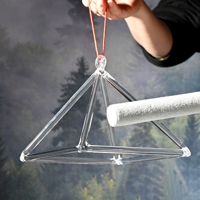 PIRÁMIDE CANTANTE DE CRISTAL DE CUARZO DE 8 pulgadas