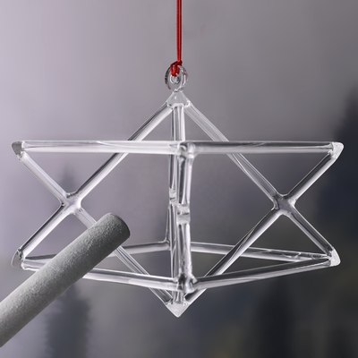 Pirámides cantoras de cristal de cuarzo transparente hechas en China