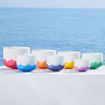 Un conjunto de Lotus Chakra Cantando Bowl Color único para baño de sonido y meditación