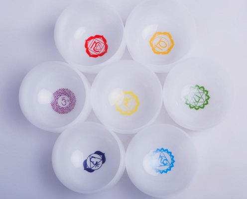 Proporciona una taza de canto helada con tono de chakra CDEFGAB