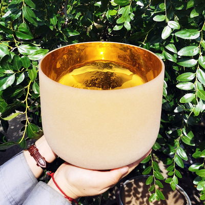 Cuenco de canto de cristal recubierto de oro