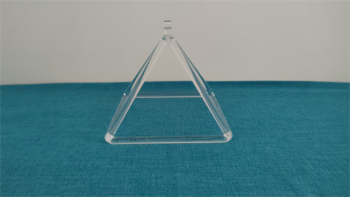 Pirámide de cristal cantante para la curación