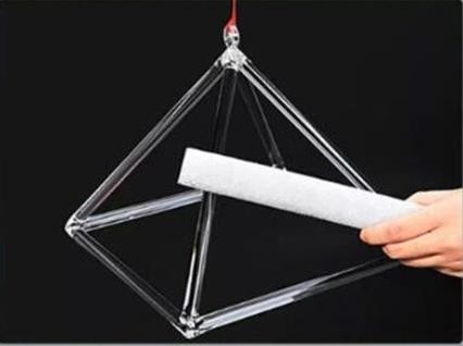 Pirámide de cuarzo con huelguista