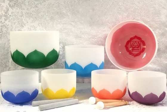 Proporciona una taza de canto helada con tono de chakra CDEFGAB