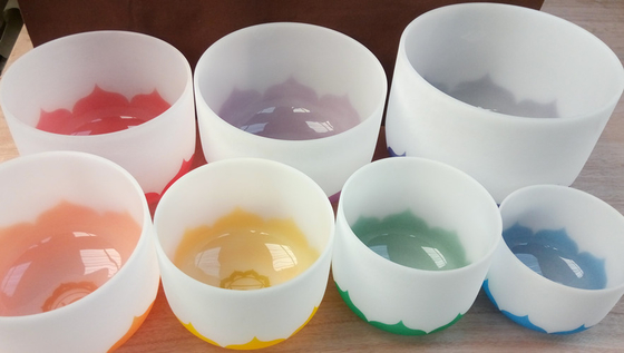 Proporciona una taza de canto helada con tono de chakra CDEFGAB