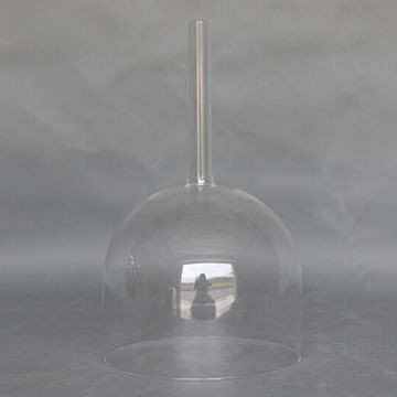Manejar cuencos de cristal transparentes para cantar