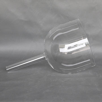 Manejar cuencos de cristal transparentes para cantar