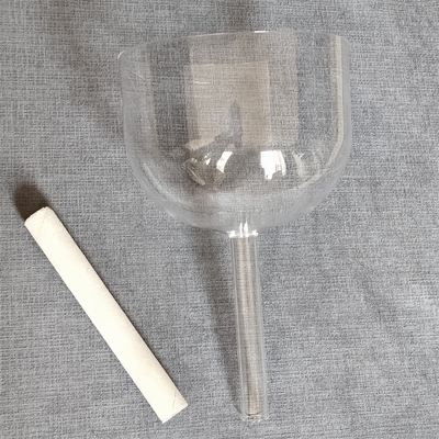 Manejar cuencos de cristal transparentes para cantar