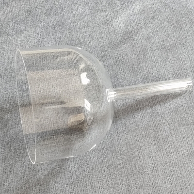 Manejar cuencos de cristal transparentes para cantar